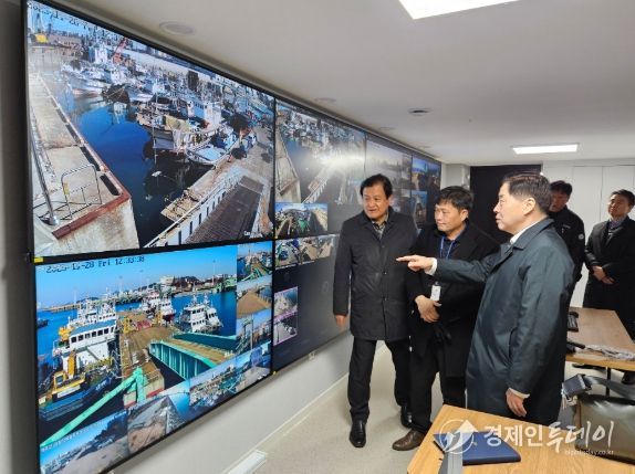 인천항만공사 이경규 사장이 ‘인천항 통합관제 시스템’을 점검하고 있다 / 사진 제공 = 인천항만공사