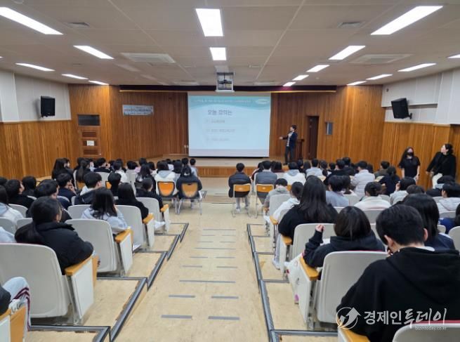 무거중 3학년 학생들이 1일 '학교로 찾아가는 고교학점제 설명회' 연수를 듣고있다