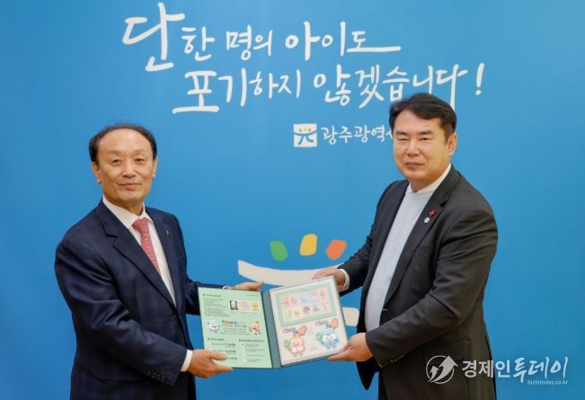 이정선 광주시교육감(오른쪽)이 10일 광주시교육청 교육감실에서 대한결핵협회 광주·전남지부 주영화 지회장(왼쪽)으로부터 크리스마스씰을 전달받고 있다.