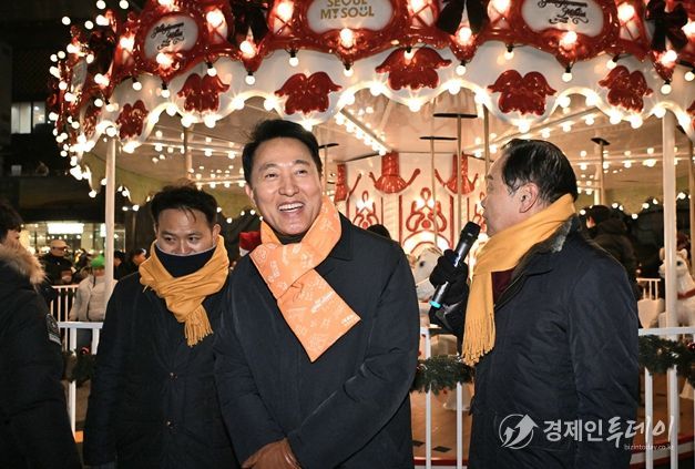 오세훈 서울시장이 12일(금) 서울윈터페스타 개막식 참석 후 광화문광장의 '크리스마스 마켓'을 둘러보고 있다.