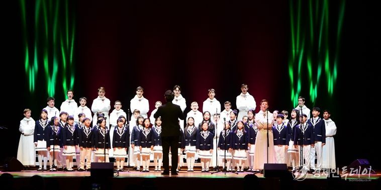 강화군, 파리나무십자가 소년합창단 초청 공연에 객석 가득 ‘성황’