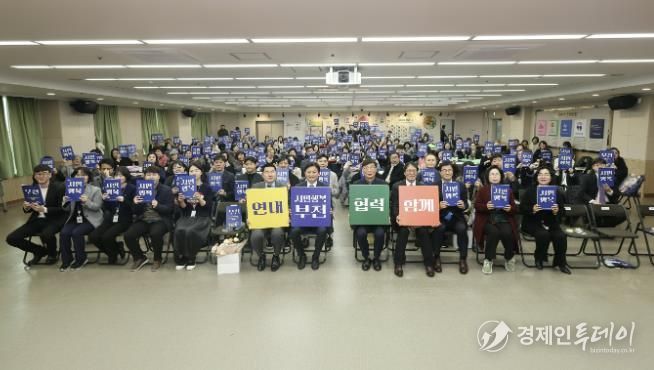 조용익 부천시장과 참석자들이 ‘기부의 날’ 기념행사 촬영을 하고 있다.