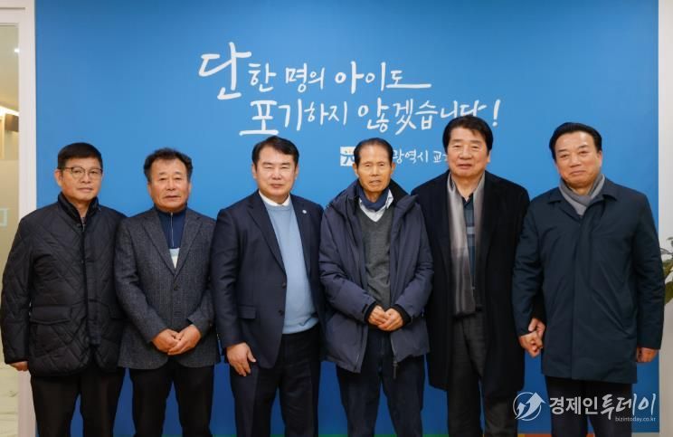 이정선 광주시교육감(왼쪽 3번째)가 15일 교육감실에서 진행한 ‘교육감-산업단지 대표’ 간담회에서 광주 지역 4개 산업단지 협의회 회장단과 함께 간담회 후 기념사진을 촬영하고 있다.