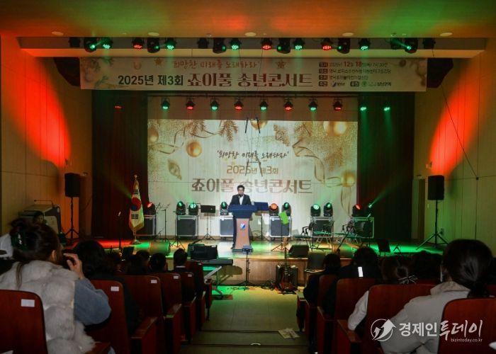 김광열 영덕군수가 죠이풀어린이합창단의 콘서트를 응원하고 있다.