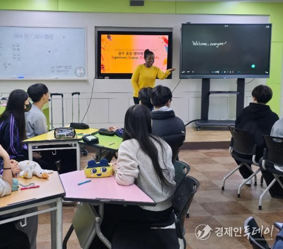 원어민 교사 리토 모니(Leeto Monnye)가 칠판에 ‘Hello Everyone’ 문구를 작성한 뒤 첫 수업 인사를 하고 있다.