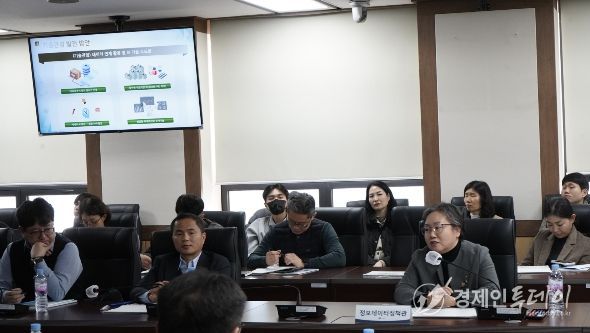 하유정 정보데이터정책관(오른쪽 첫번째)이 29일 정부대전청사에서 열린 '인공지능 기반 통관 영상관리 솔루션 사업' 완료보고회에서 발언하고 있다