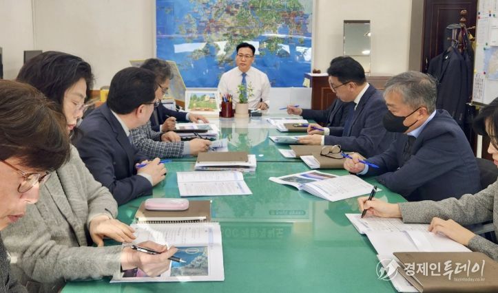 조석훈 목포시장 권한대행이 대반동·선창권역 현안업무 점검회의를 주재하고 있다.