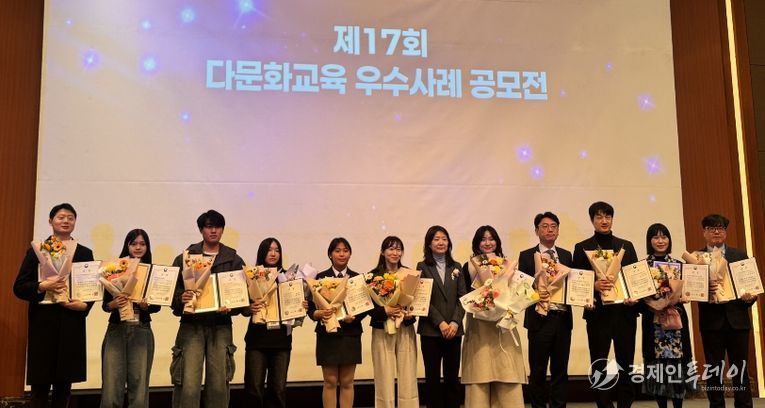 전라남도교육청이 ‘제17회 다문화교육 우수사례 공모전’과 ‘제16회 북한배경학생 교육 우수사례 공모전’에서 3개의 교육부 장관상을 수상했다. 사진은 수상 후 촬영한 기념사진(왼쪽에서 다섯번째 순천매산중학교 이은정 학생, 오른쪽에서 두번째 영광백수중학교 교사 김혜숙)