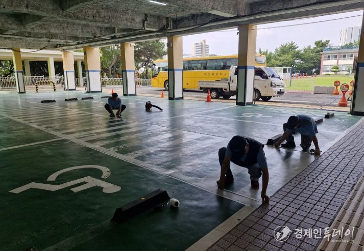 학교 시설지원 모습(주차선 도색, 넝쿨 제거, 수목 전정)