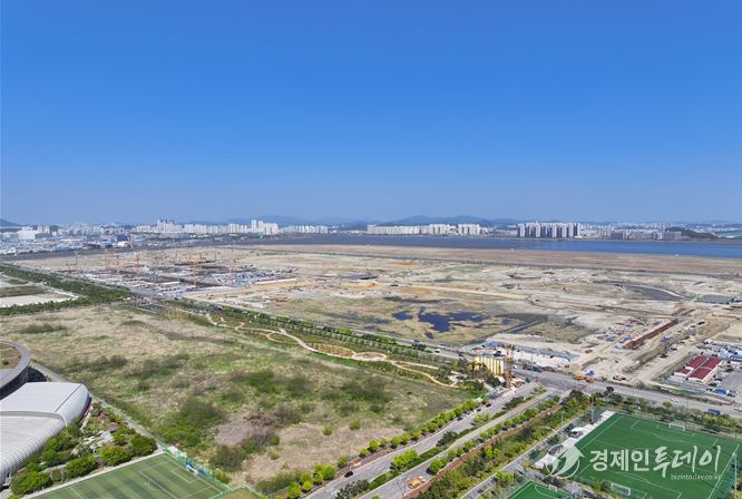 여의도 면적의 4.3배 규모(1,245만㎡)인 송도 11공구의 매립 및 기반시설 공사가 한창 진행중이다. 삼성바이오로직스, 롯데바이오로직스 증설이 가시화되며 기존 4·5·7공구를 중심으로 조성된 바이오클러스터가 11공구로 크게 확장될 전망이다.