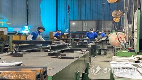 남동공단 철강 제조 공장에서 근로자가 철판 가공 작업을 하고 있다.