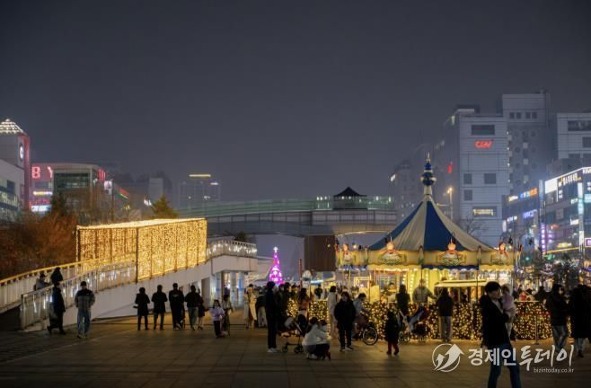 안산문화광장에서 개최된 겨울 빛 축제 '안산 겨울 빛의 나라' 전경.(안산문화재단 제공)