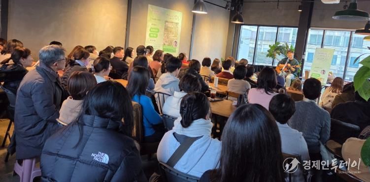 청학서점에서 윤덕원을 초청해 북토크를 진행하고 있다.