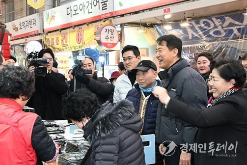 오세훈 서울시장이 13일(금) 광진구 자양전통시장을 방문해 상인과 명절 인사를 나누고 있다.
