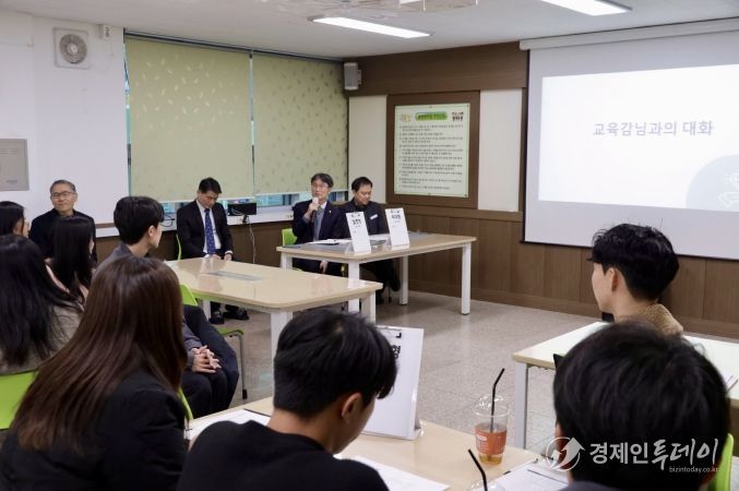 천창수 교육감이 26일 북구 염포초에서 새 학년 준비 상황을 살피고 간담회를 하고있다.