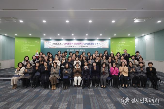 천창수 교육감이 26일 본청 외솔회의실에서 3월 1일자 교육공무직 정년퇴직자들에게 표창을 수여하고 기념사진을 찍고있다.