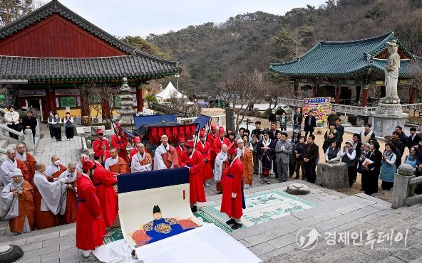 2월 26일 회룡사 대웅전에서 태조 어진 봉안제가 진행되고 있다.