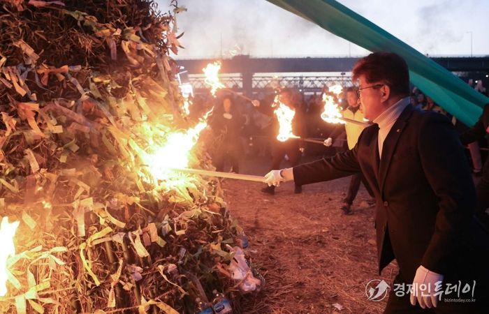 최충규 대덕구청장 및 내빈들이 정월대보름을 앞둔 28일 ‘27회 신탄진 대보름 쥐불놀이 축제’에 참석해 액운을 쫓는 달집에 불을 붙이고 있다