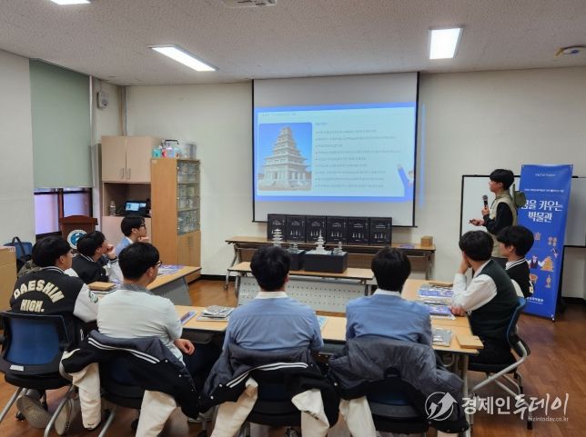 교과서 속 건축유산 교구재 활용 수업 진행 모습