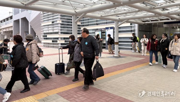 울진군은 ‘2026 울진대게와 붉은대게 축제’기간에 맞춰 관광객을 위한 특별열차 프로그램 운영했다.