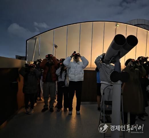 울산과학관에서 3일 열린 '개기월식 이야기' 참가자들이 개기월식을 관찰하고 있다.