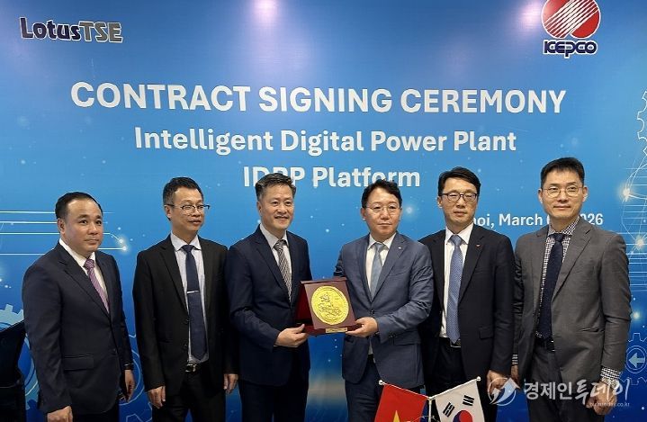 EVNGENCO3社의 납품사인 로터스와의 IDPP 설치 계약 체결식 (왼쪽에서 세번째 응우옌 응옥 또안 로터스 회장, 네번째 문일주 한전 기술혁신본부장)